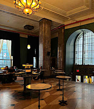 銀行だった空間を使ったConwell Coffe