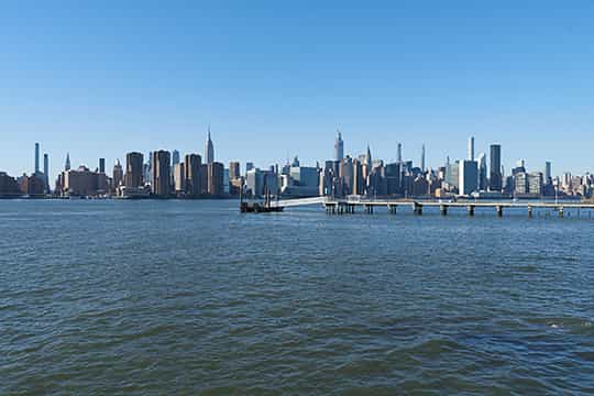 グリーンポイントから見たマンハッタン