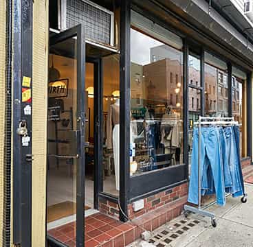 Mirth Vintage. ビンテージ服飾店、革製の鞄などもある