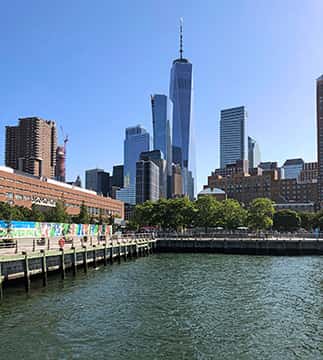 右手のバッテリーパークシティ、手前から続くトライベッカ、左手奥のファイナンシャルディストリクトが接する地域