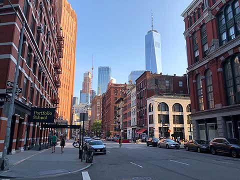 南北に走る Hudson St. Leonard St 付近から南側を望む