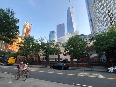 PS 234 Independence School. 手前は Chambers St