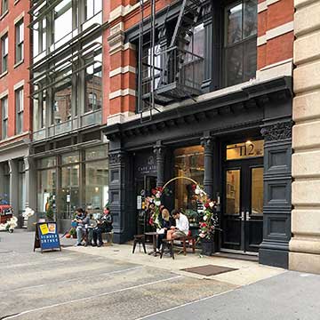 花も売っているカフェ。2020年に、ダウンタウンのあちこちで店先に造花をふんだんにあしらったレストランやカフェが増えたのは、このカフェを真似したためのように思われる