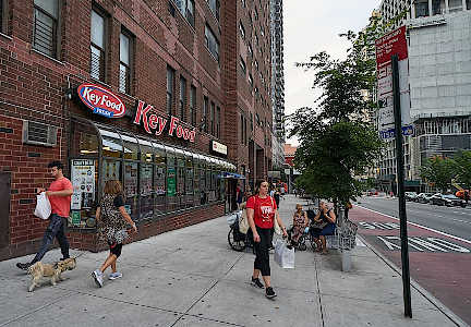 スーパーマーケット前