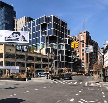 14丁目。14丁目。左の低層の建物にはApple Store、中央の建物にはStarbucks Reserve、奥の茶色い建物にはChelsea Marketが入っている