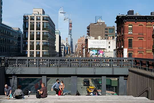 ハイラインの途中に設置された憩いのデッキ