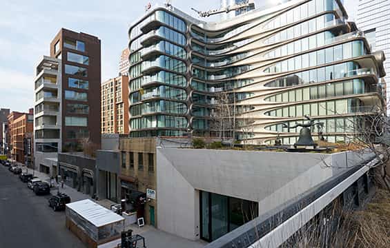 少数のユニットからなる高級コンドミニアム（左）、Zaha Hadidが晩年に設計した高級コンドミニアム（右）