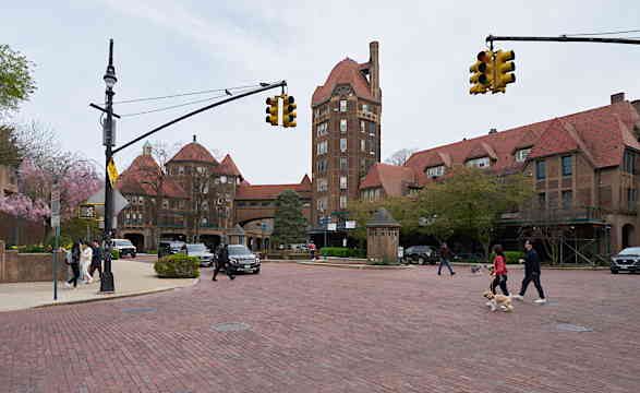 LIRRフォレストヒルズ駅前の広場