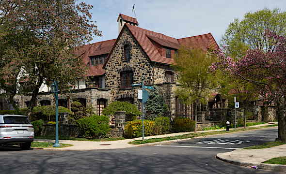 71-1 Bow St. Continental Ave & Bow St 北東角