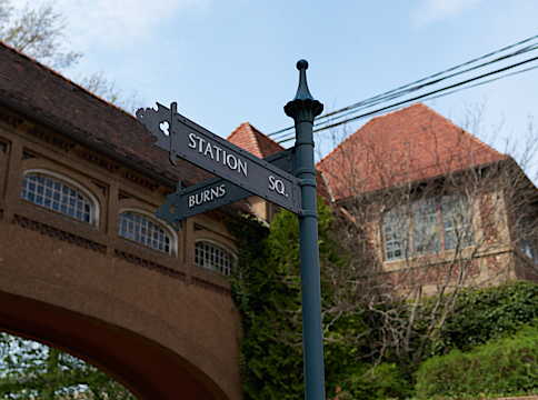 LIRRフォレストヒルズ駅前の広場