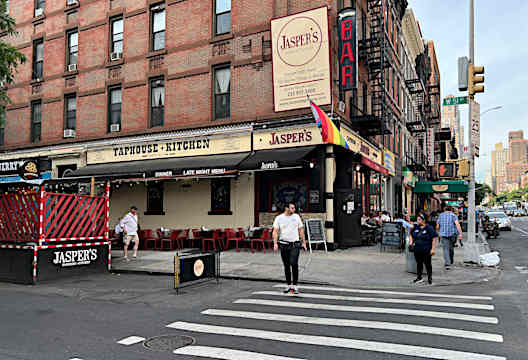 9th Aveと51丁目の北西角