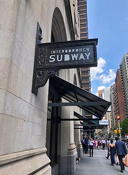 New York Life Building に残る、地下鉄MTAの旧称を使った標識