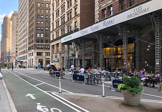 Broadway. Rizzoli（書店）と La Pecora Bianca NoMad（伊レストラン）。左奥は Flatiron Building