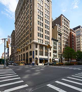 27丁目 & Park Ave South のオフィスビル。1階に Sarabeth's がある