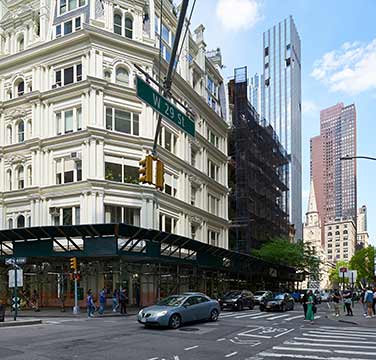 29丁目 & Broadway から東を望む。正面は歴史的建造物の Gilsey House