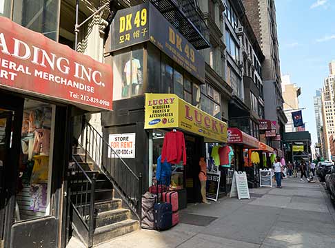 28th St, 6th AveとBroadwayの間