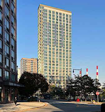 駅に近いエリアに2024年に完成した賃貸ビル