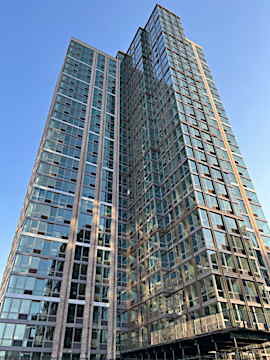 駅に近いエリアに2024年に完成した賃貸ビル