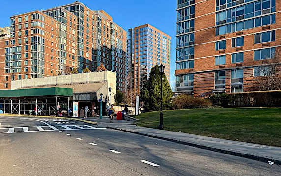 左手前は地下鉄の駅