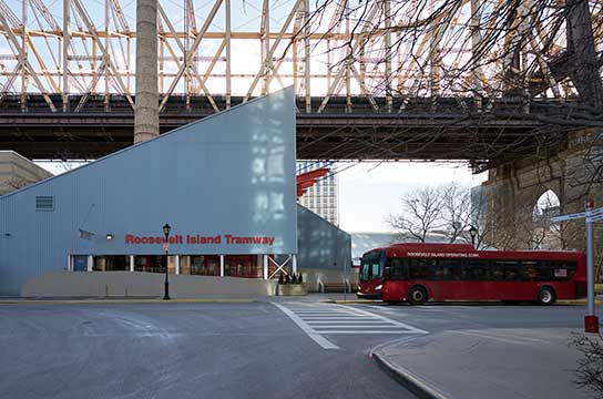 トラムウェイの駅前に止まる無料巡回バス