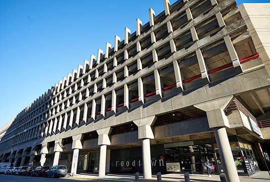 駐車場とスーパーマーケット