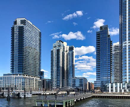 The Edge Condominium/Apartment. 手前はNYCフェリーの発着場