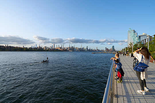 Domino Park沿いの遊歩道
