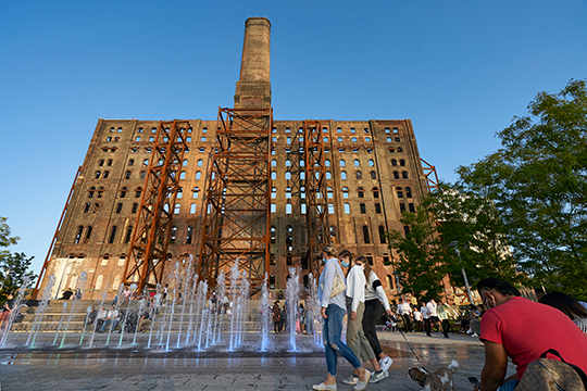 背後の建物は2004年まで操業していたDomino Sugar Refinery