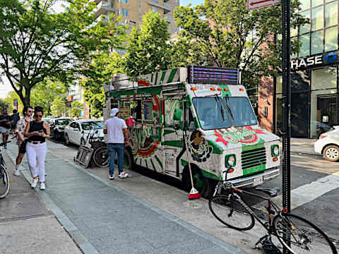 長年この場所で営業しているタコスのお店